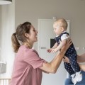 Hoe maak je zonbeschadigde imitatiehouten jaloezieën schoon?